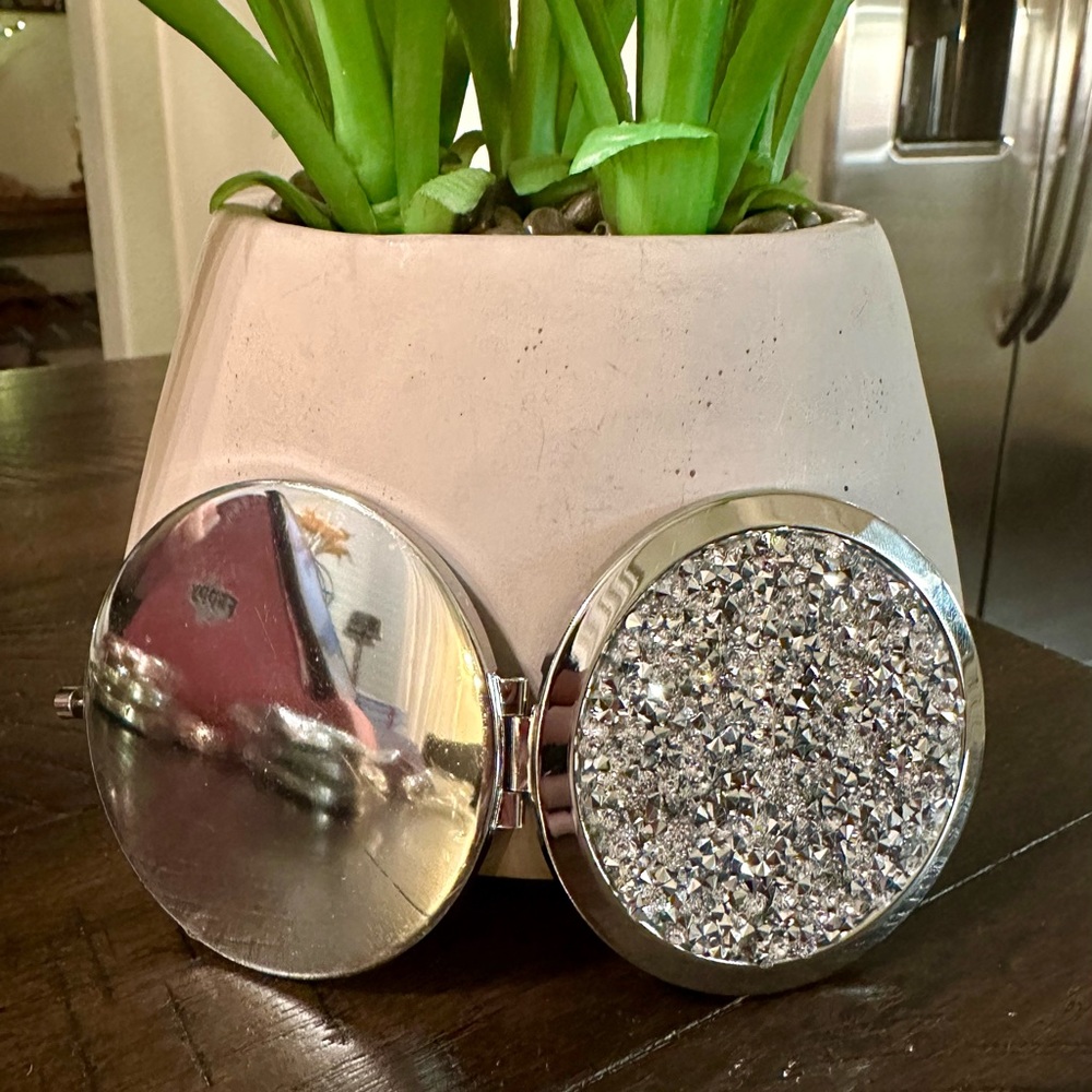 NEW!! Glam Compact Mirror - Picture 3 of 13